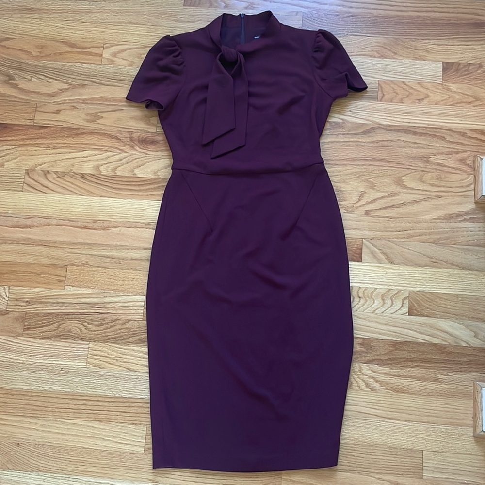 Maggie London size 4 tie neck dress. Maroon.